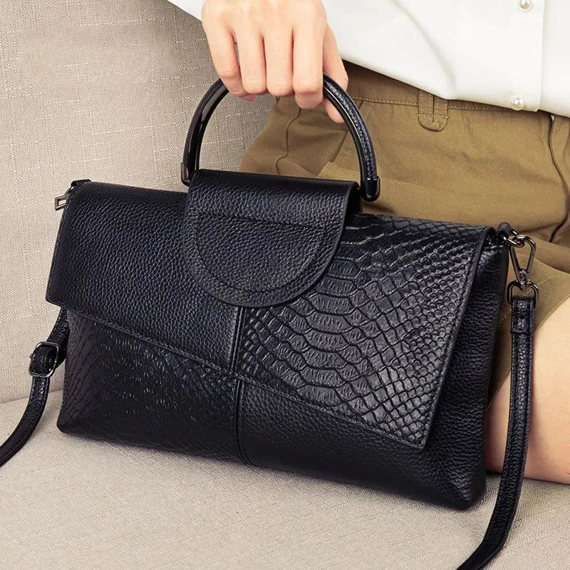 CELINE | STRUCTURED BLACK HANDBAG